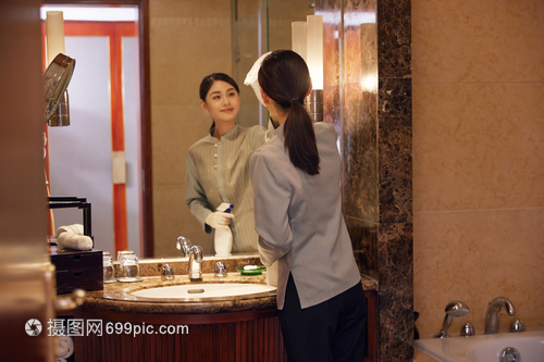 酒店保潔員客房洗漱區(qū)域整理清潔與餐飲管理